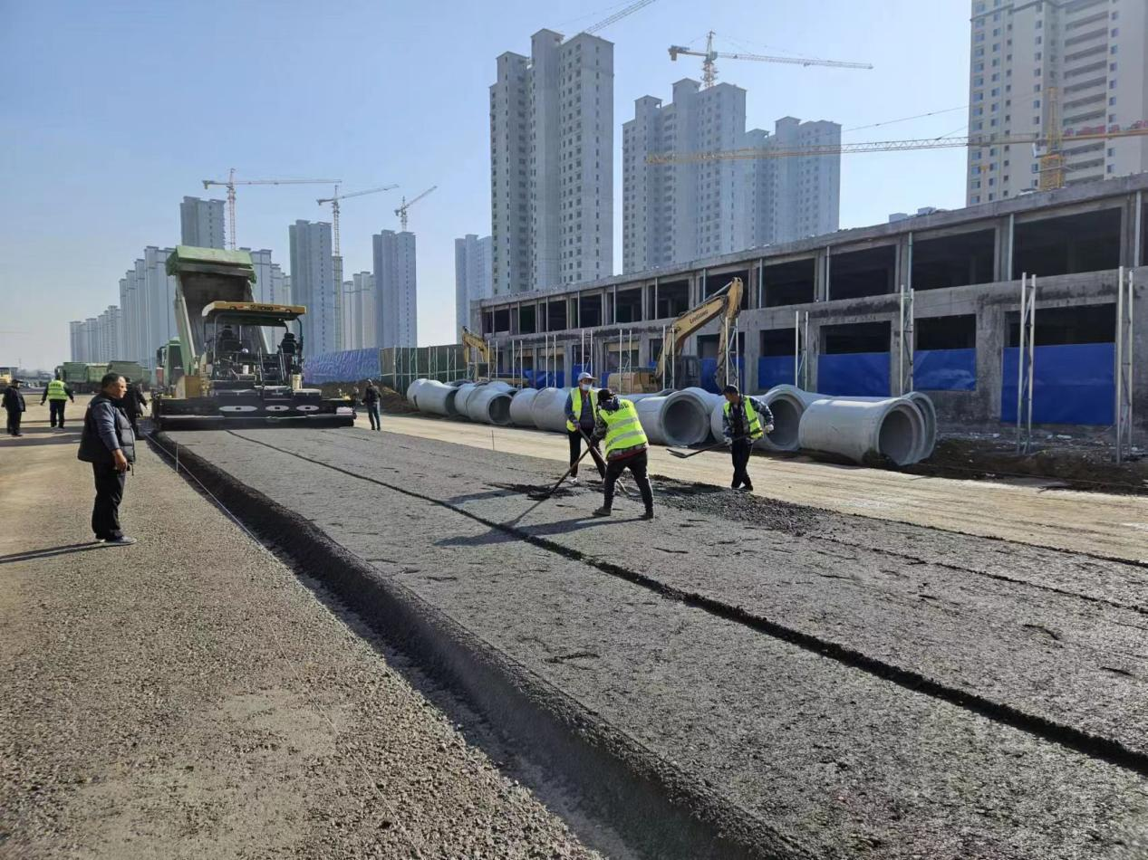 【搶工期·抓質效】府前東路（龍泉路-荊泉路）機動車道水穩(wěn)攤鋪順利完成