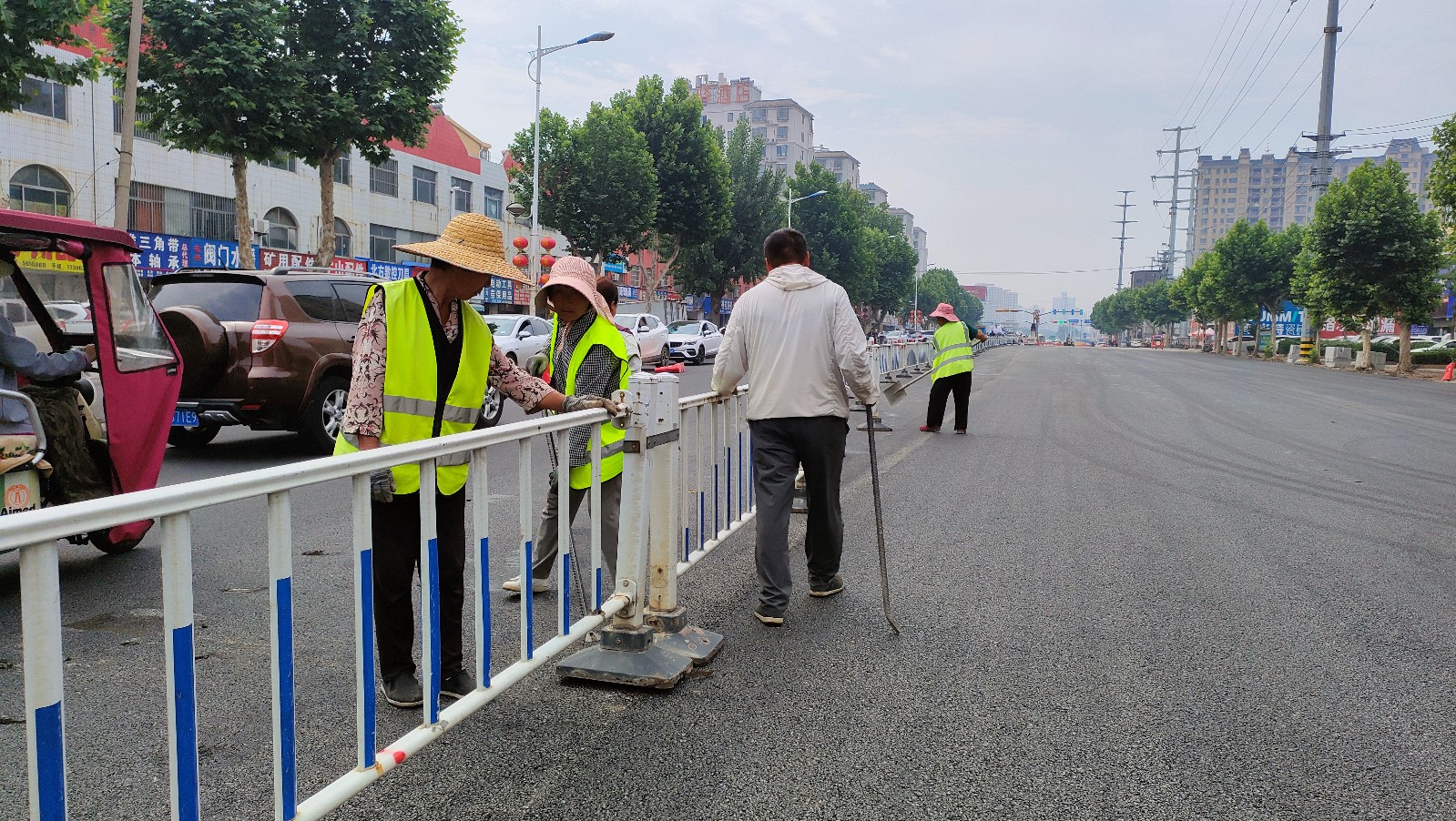 平行路（荊河東路至沿河路段）主車道順利完成瀝青鋪設(shè)